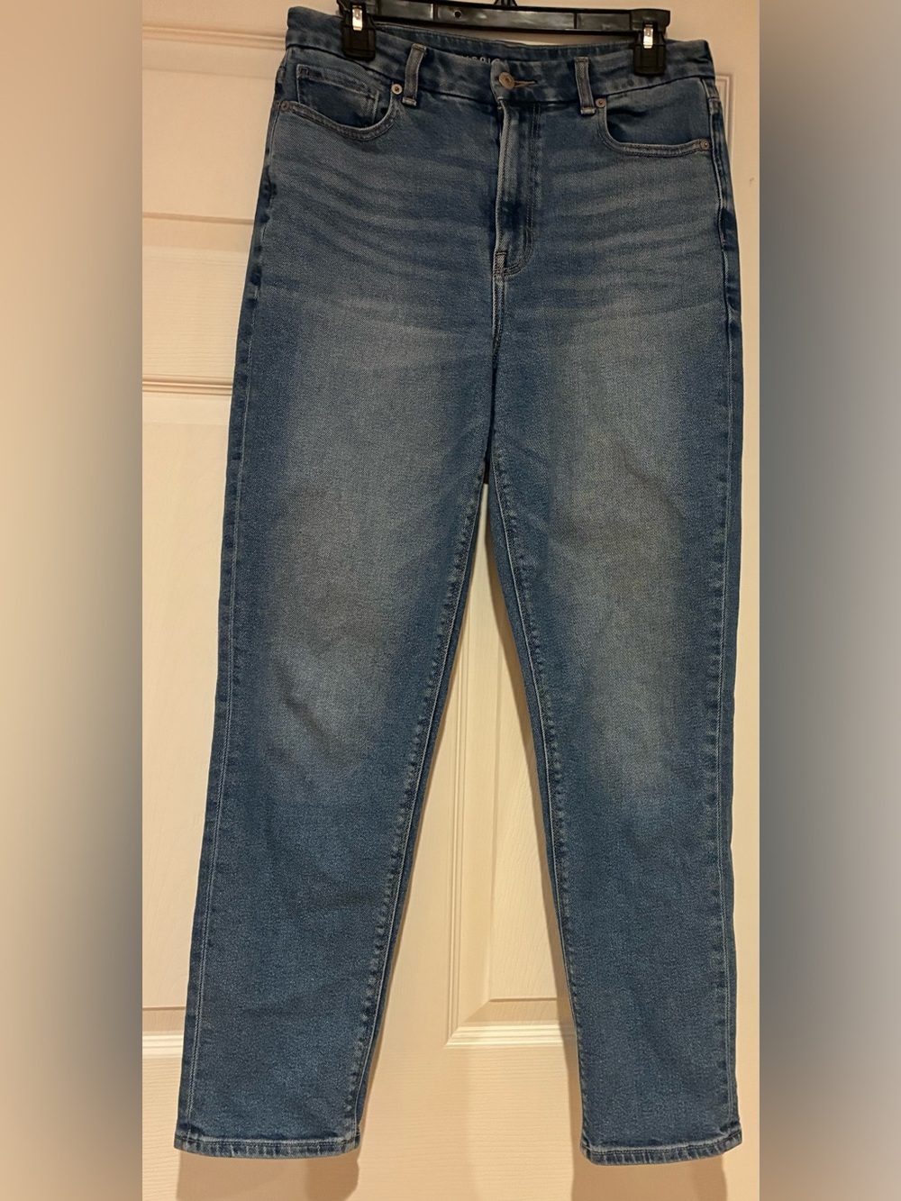 American Eagle Outfitters Women’s curvy mom jeans in Medium Blue Wash